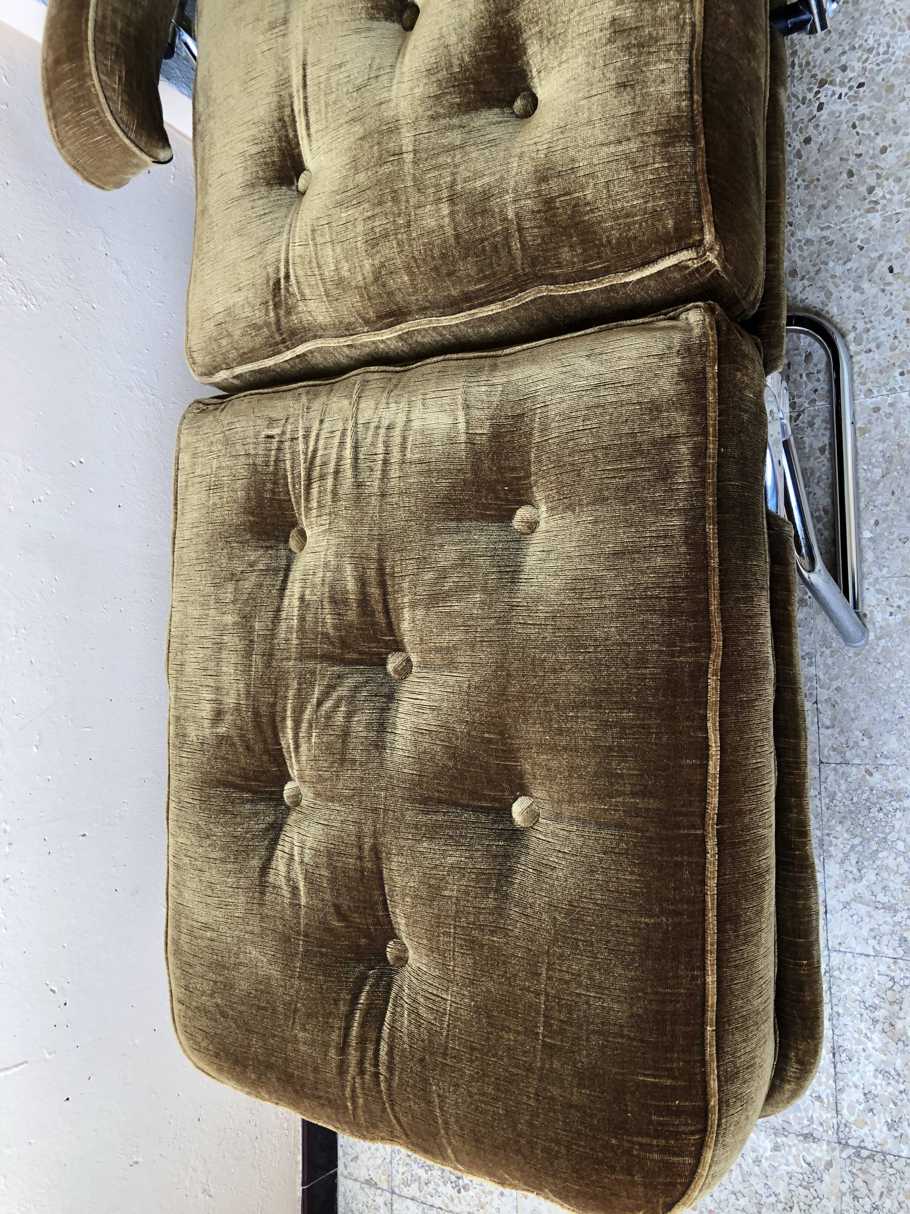 Seventies long chair in ochre velvet