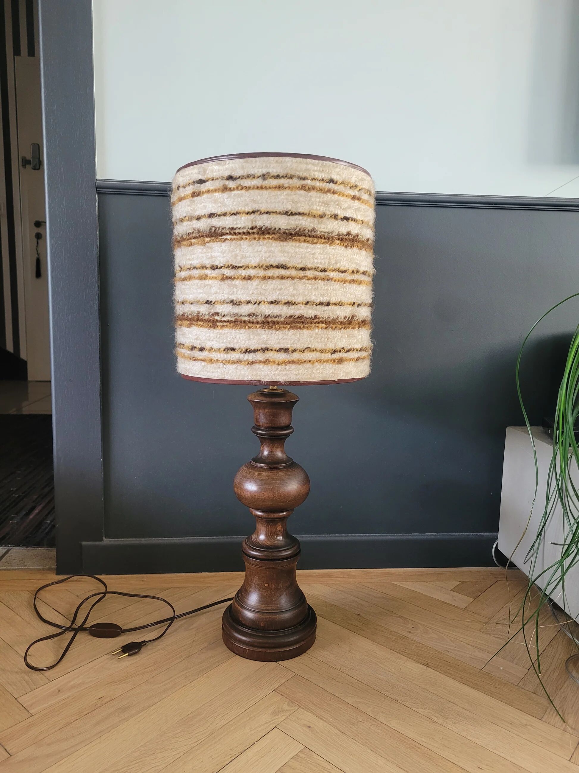 Grande lampe vintage pied bois abat-jour laine bouclettes - Ref 1025