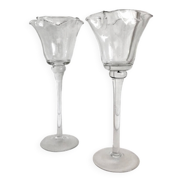 Paire de bougeoirs sur pied en verre