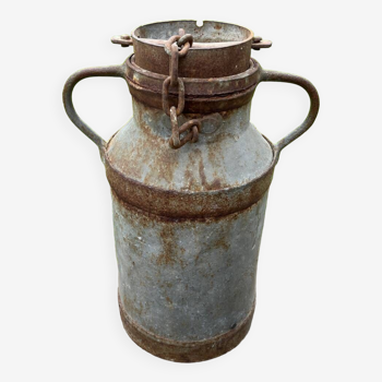 Ancien bidon ou pot a lait en metal