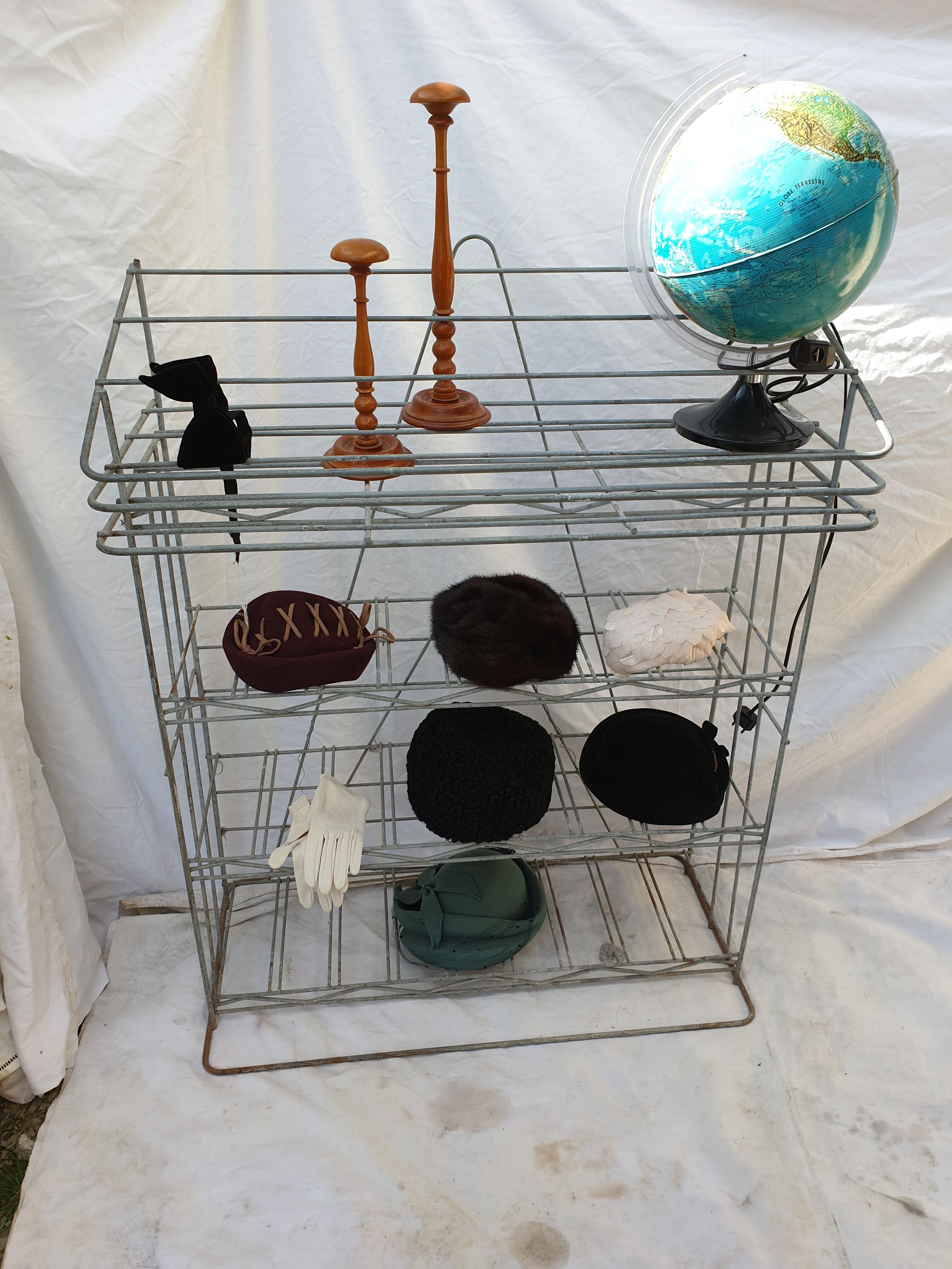 Presentation metal furniture