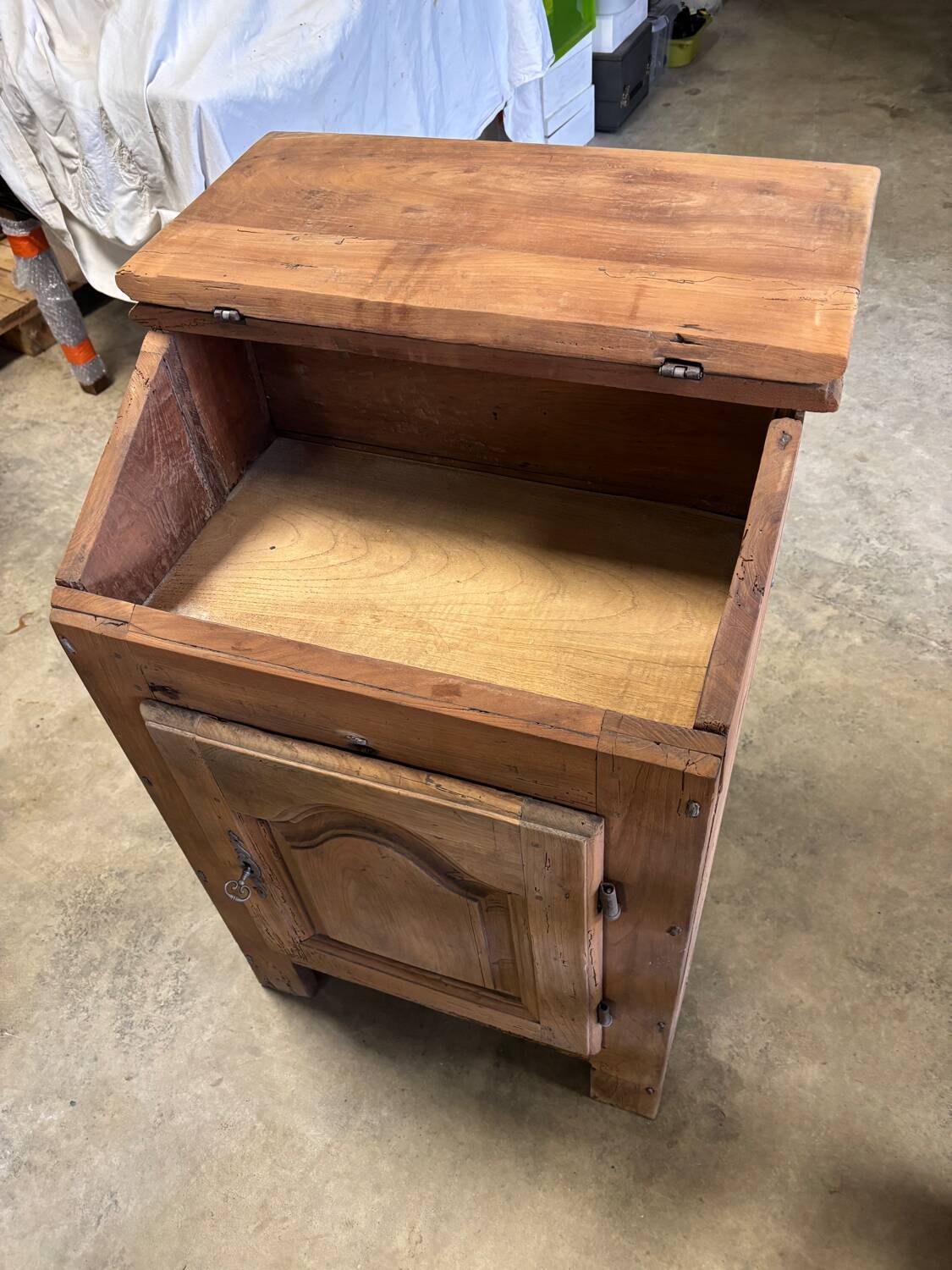 One-door writing desk
