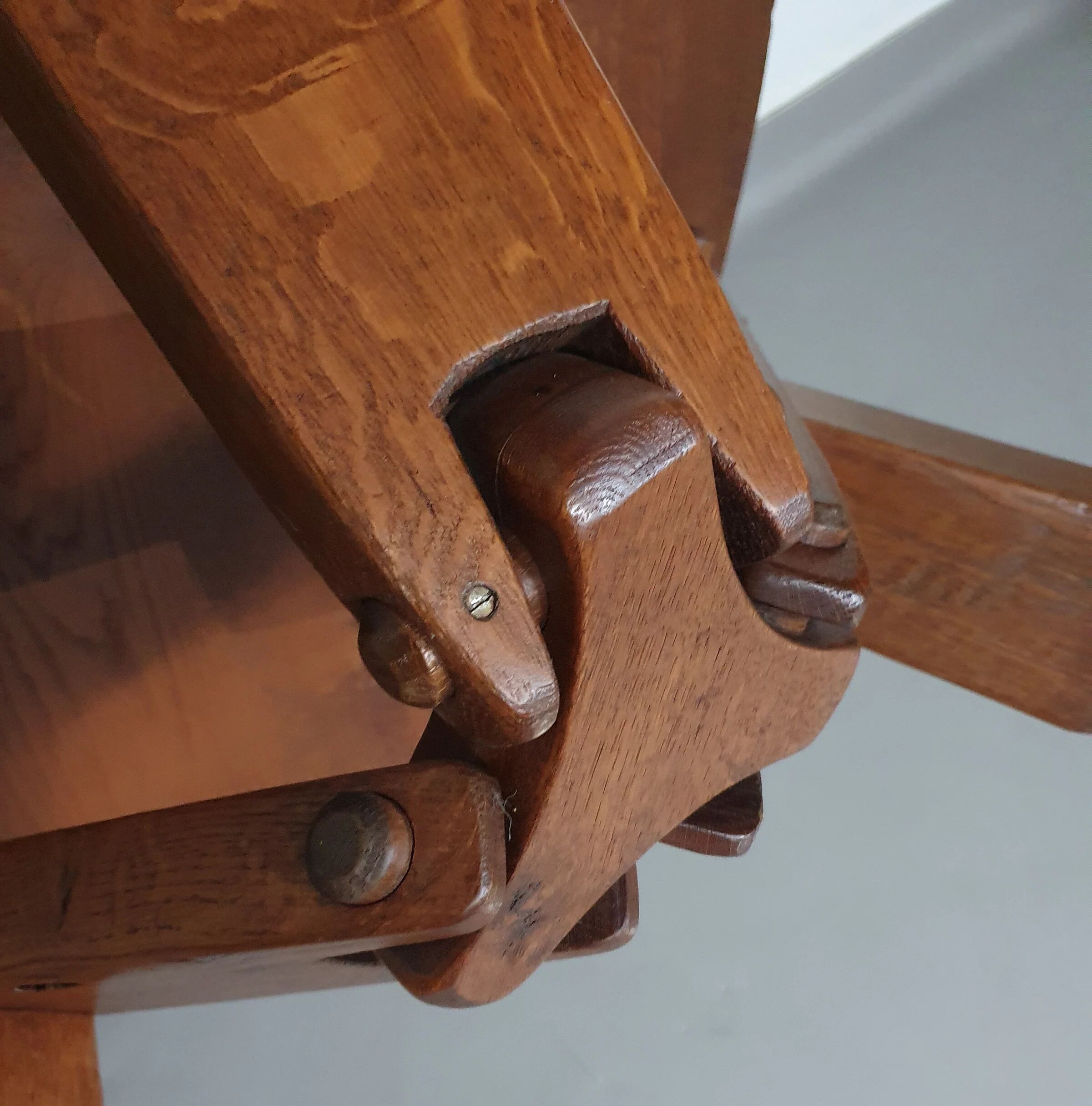 Table basse ronde en chêne, réglable en hauteur, années 1960