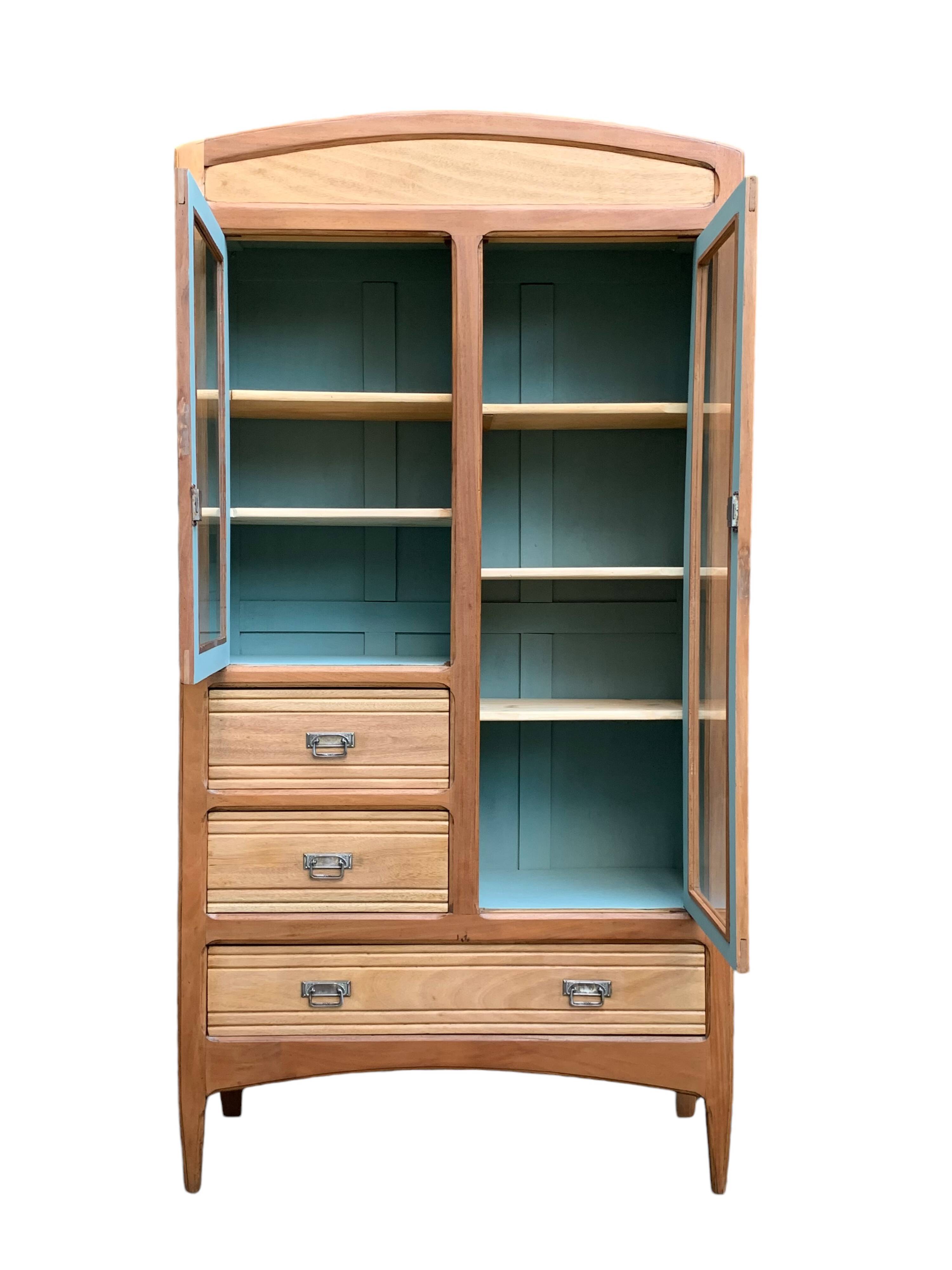 Armoire parisienne d’hôtel vitrée bois brut 1930
