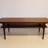 Table basse avec étagère en teck de conception danoise des années 1960.