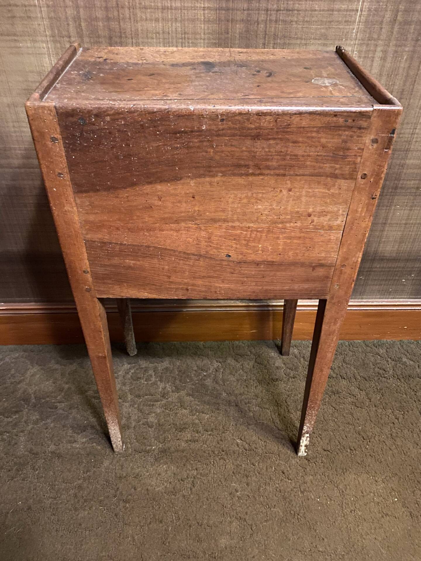 Petite table de chevet ancienne en bois – esprit vintage
