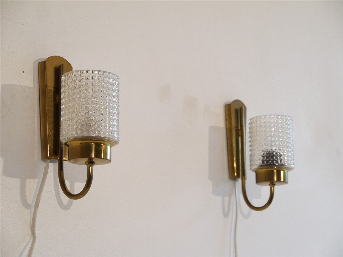 Pair of vintage wall lamp in brass and glass