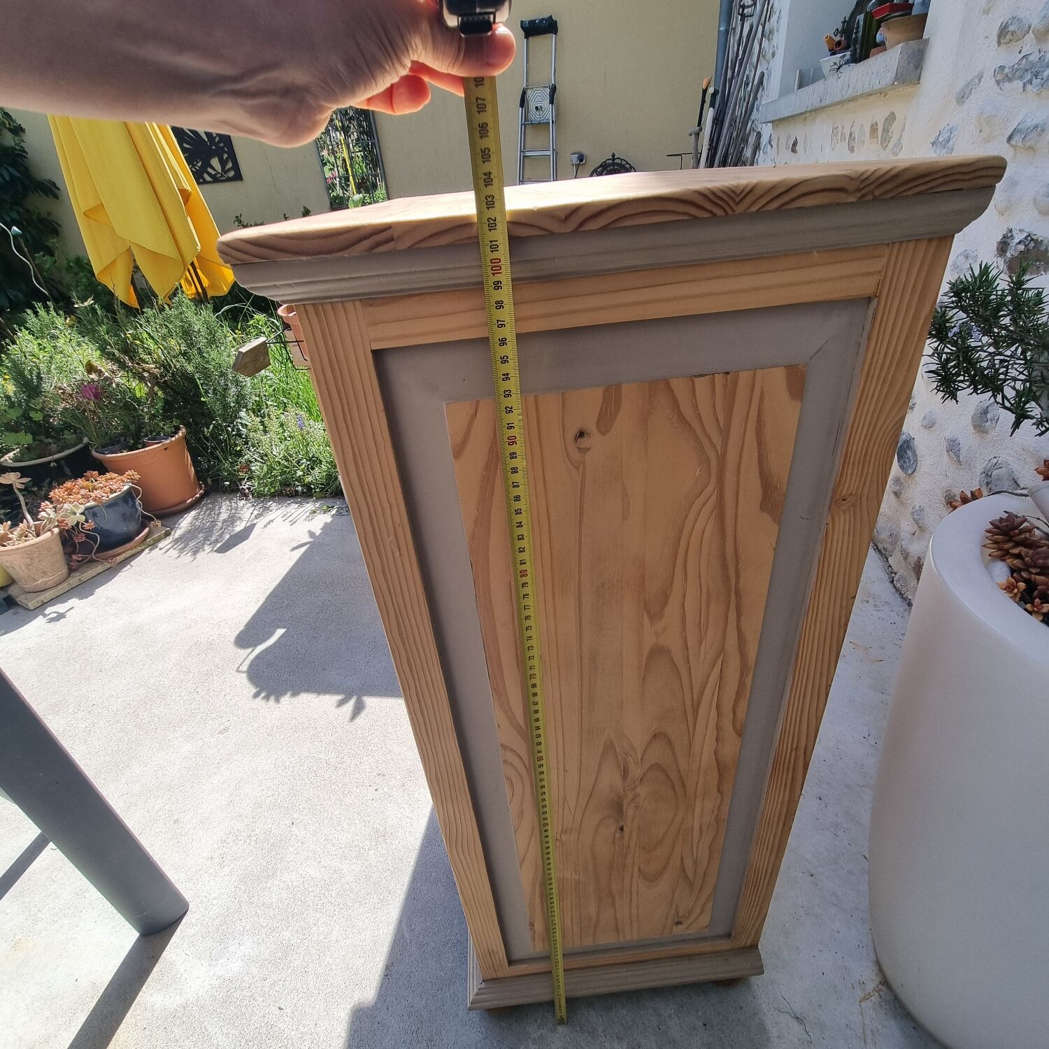Grain merchant-style furniture with 6 drawers and a cupboard.
