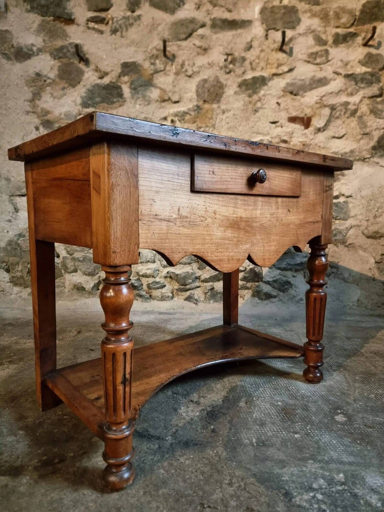 Table d'appoint française ancienne en noyer et cerisier – Louis Philippe, XIXe siècle