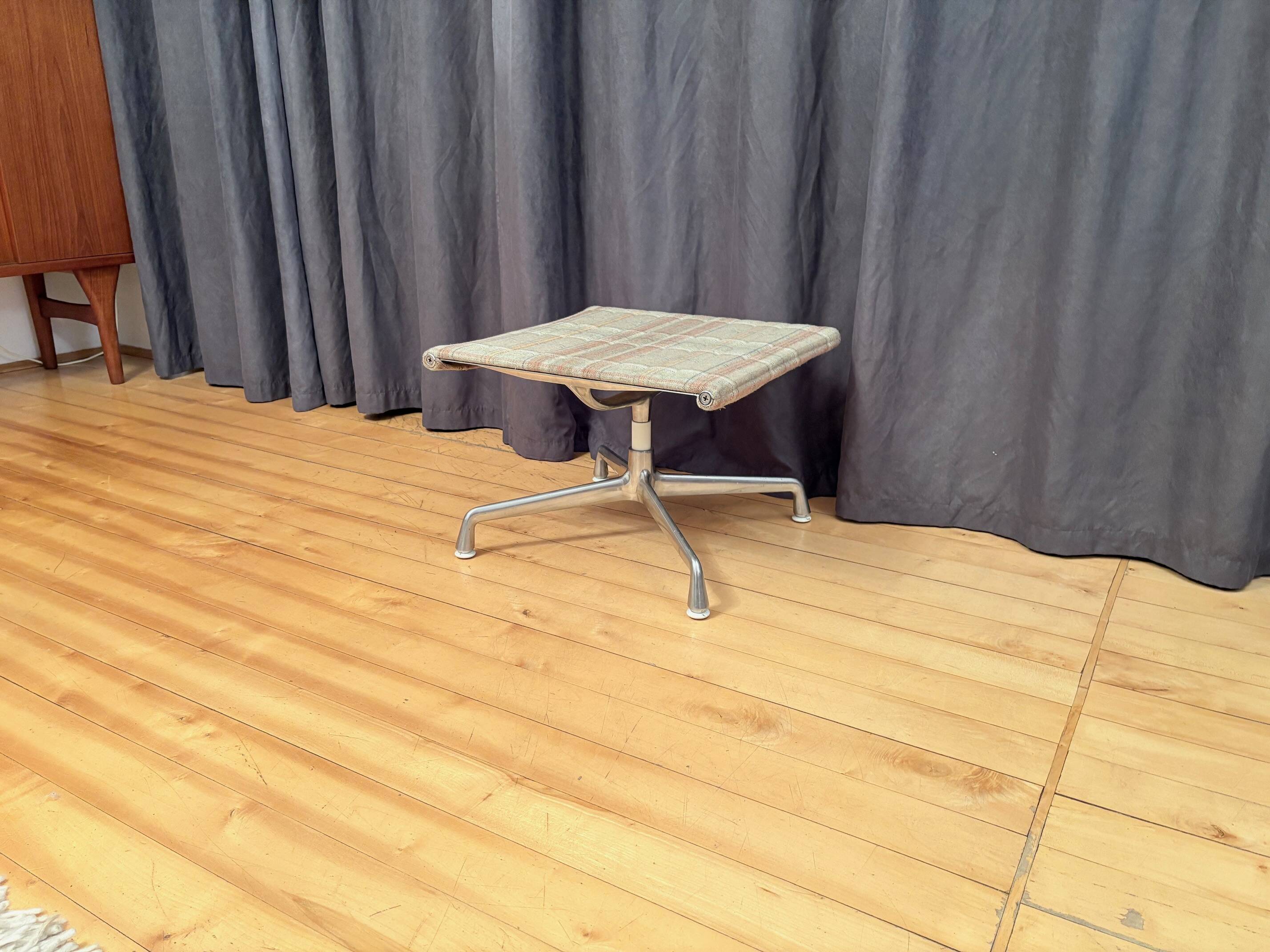 EA 125 Footstool by Charles & Ray Eames, Vitra, Switzerland