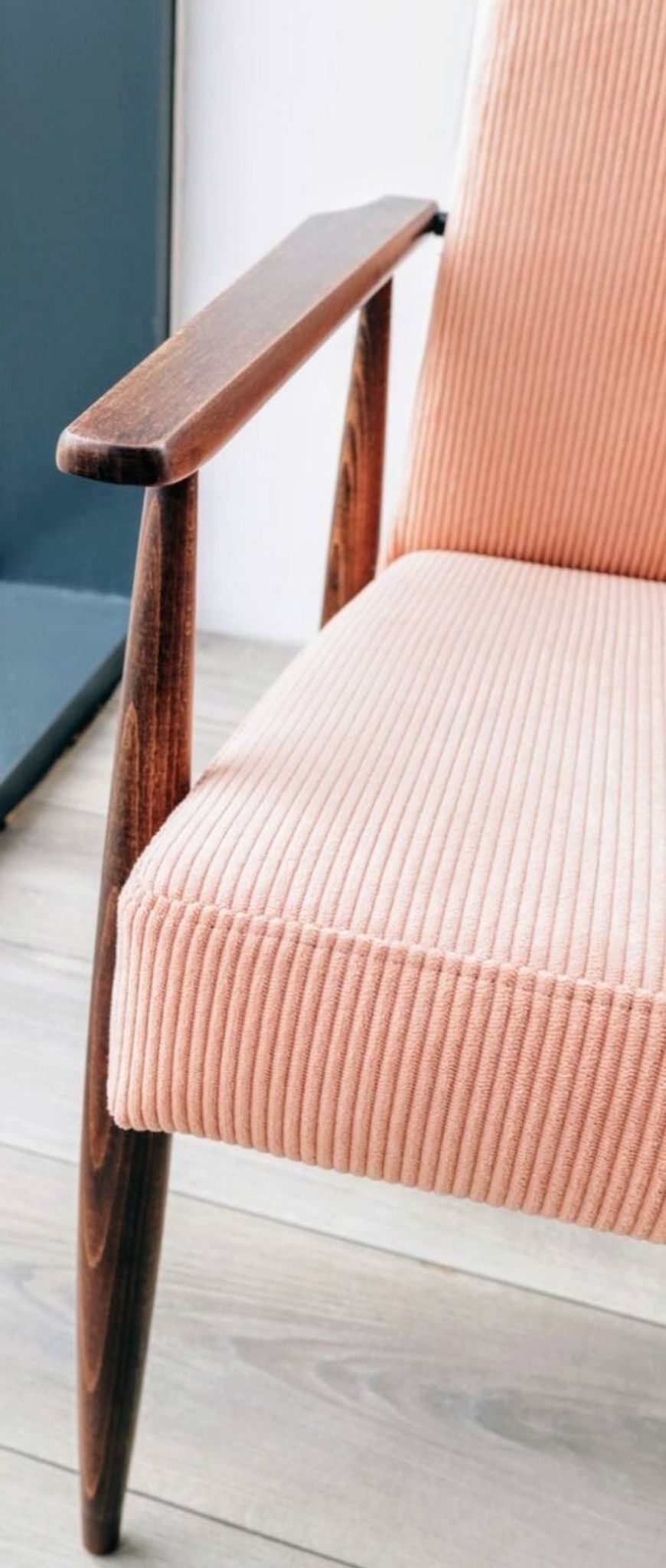 Vintage armchair velours côtelé flaming rosé 1970 design by H.Lis