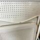 chaises pliantes en métal perforée, design vintage annees 1970