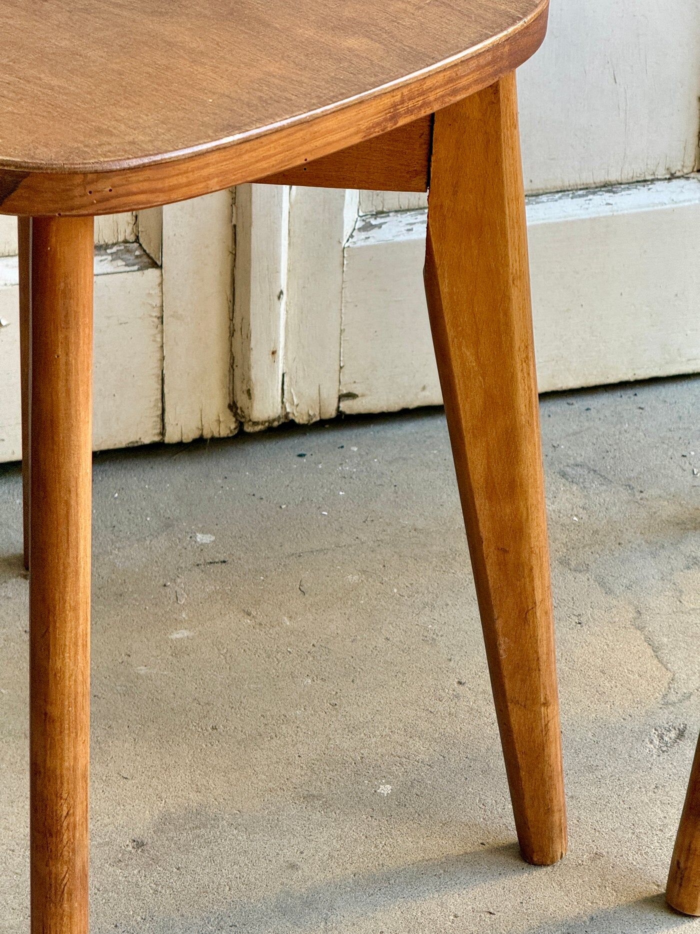 Paire de chaises en bois brut