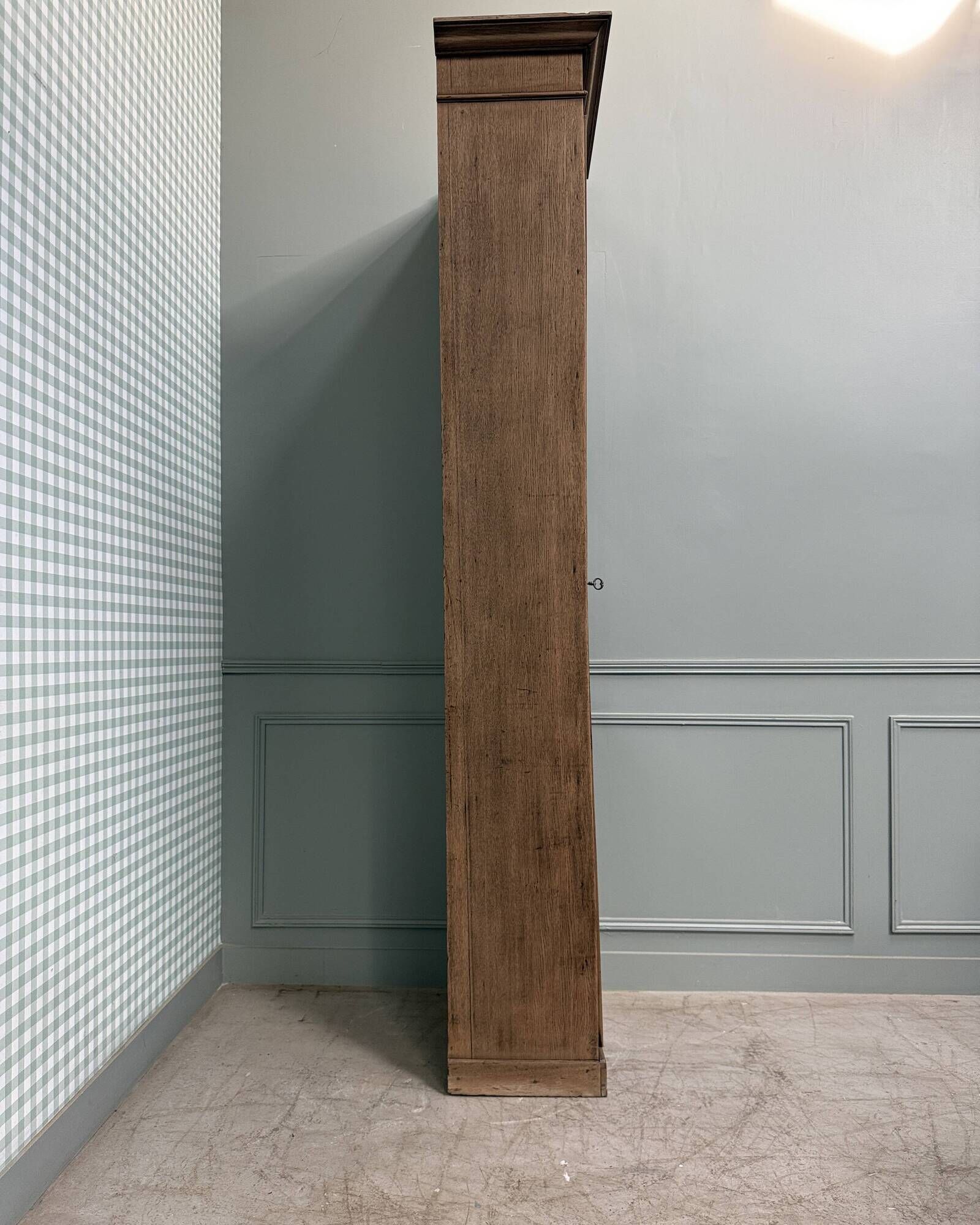High glass-fronted oak cabinet (renovated)