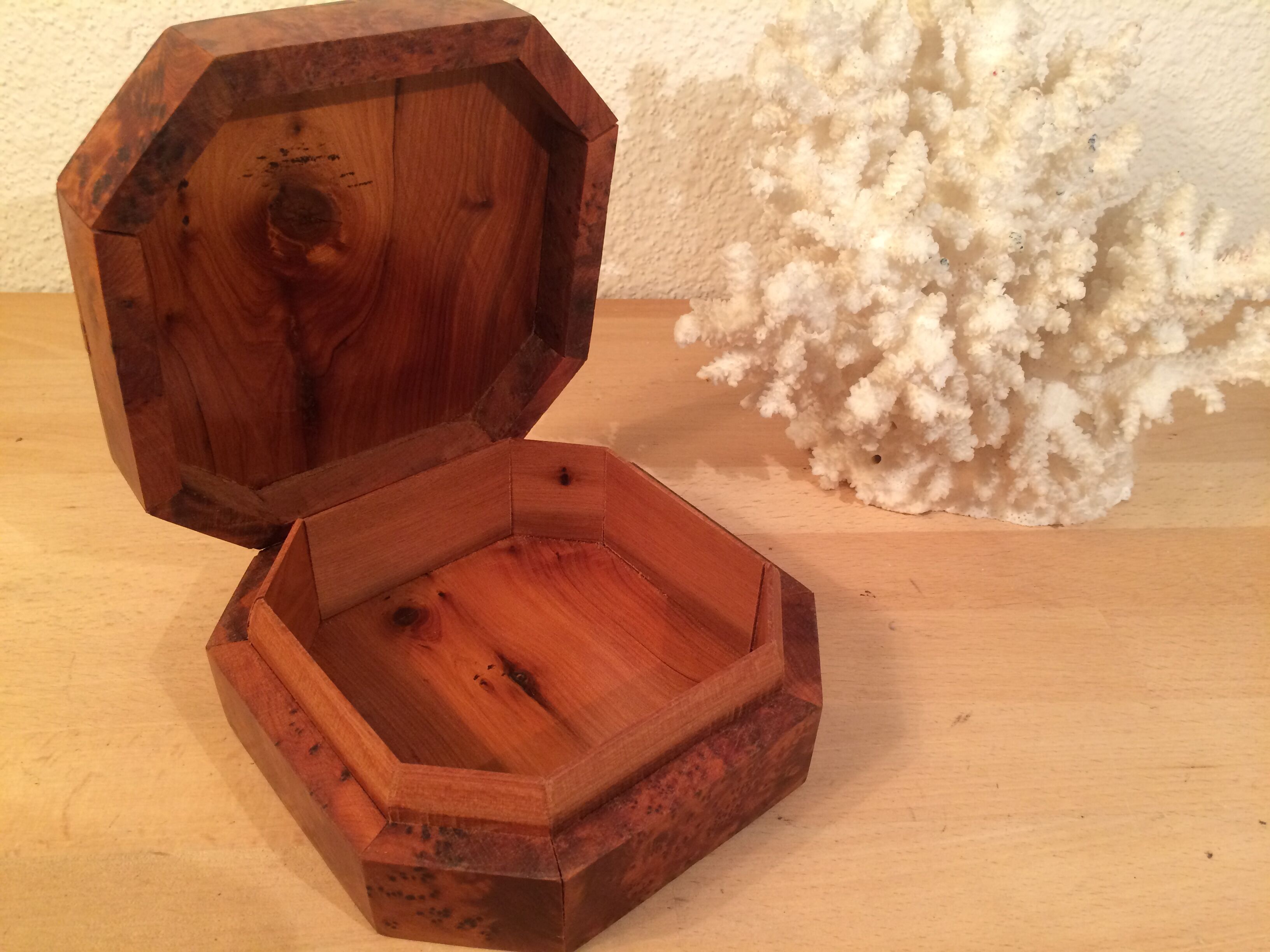 Boîte à bijoux en bois et marqueterie