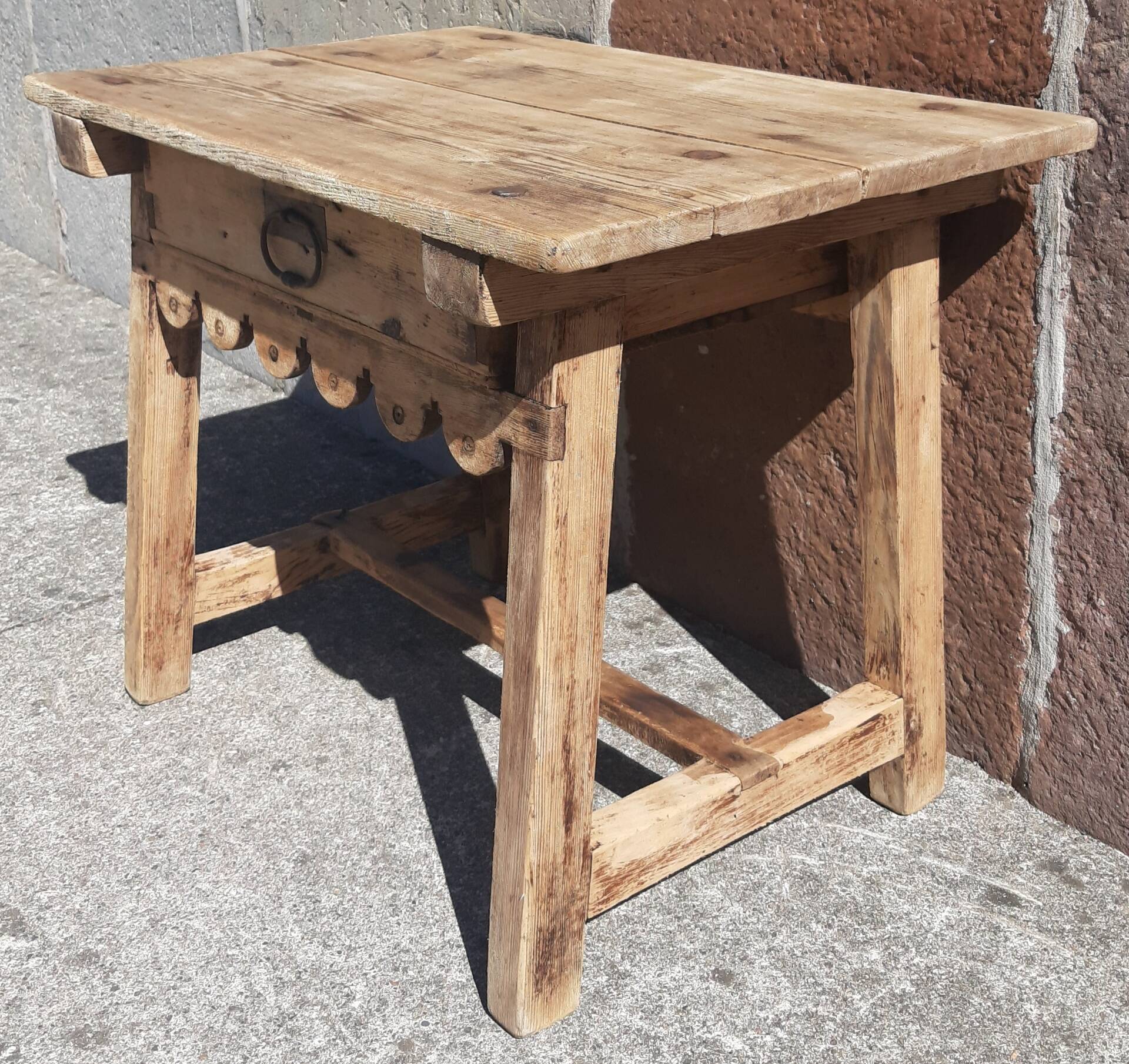 Table basse ou d' appoint. (18ème siècle)