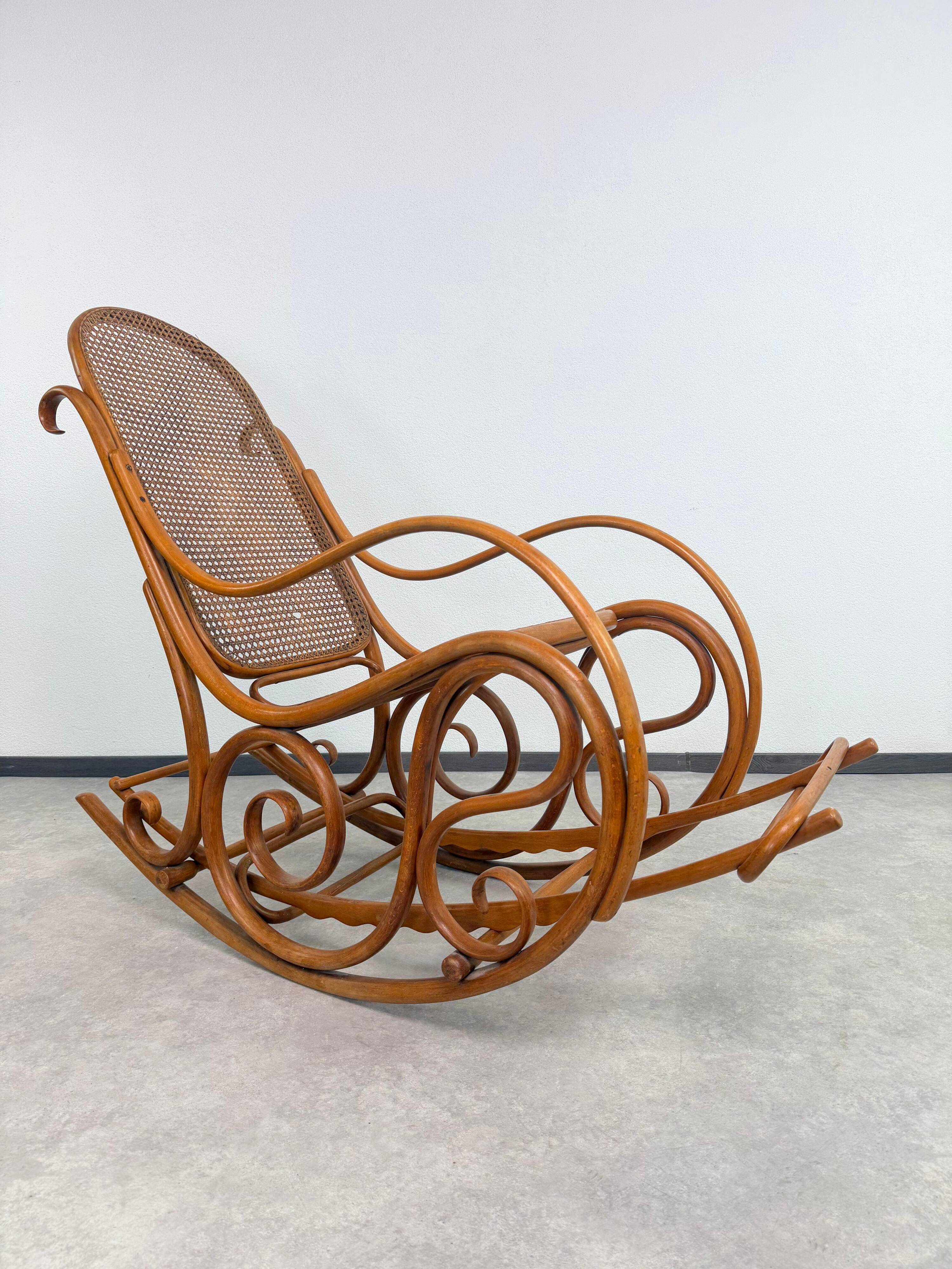 Grand fauteuil à bascule Thonet no.7021B