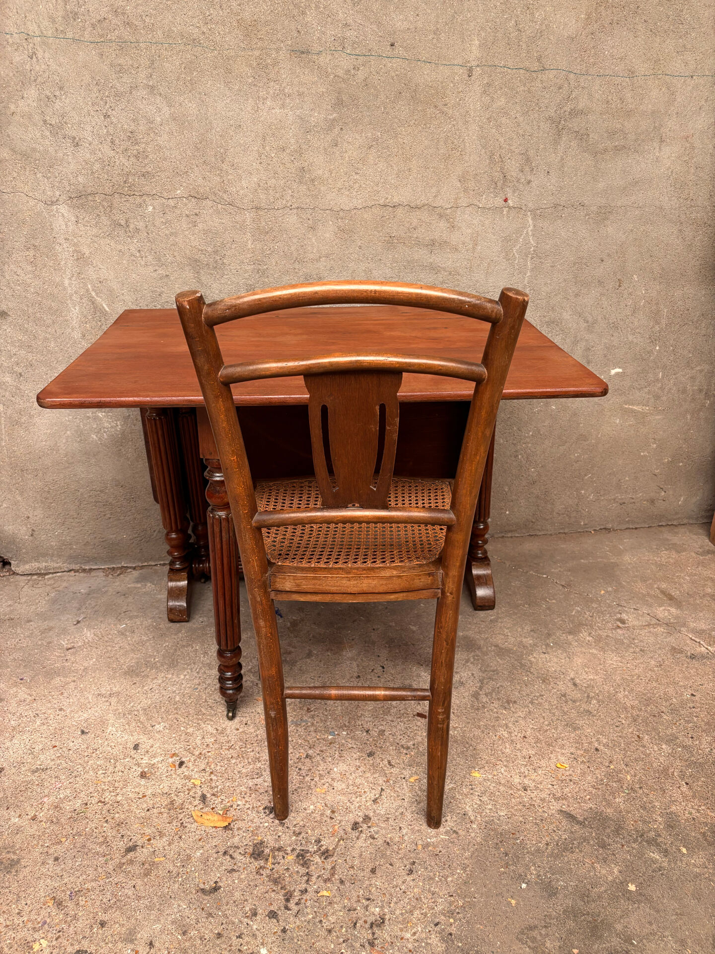 Extensible Napoleon III gateleg table