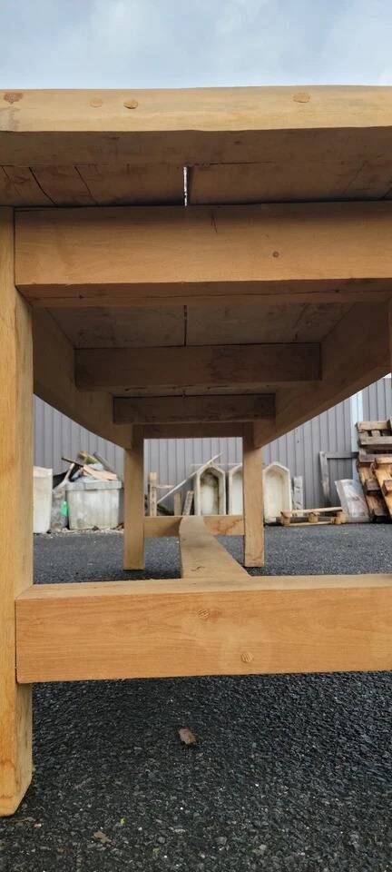Immense table de ferme aérogommée : travail d'ébénisterie