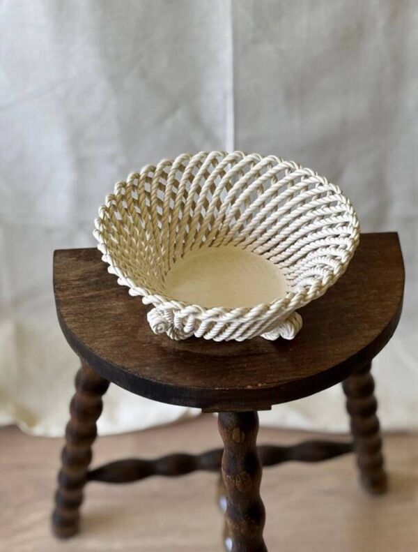 Corbeille ancienne en céramique torsadée, 1930