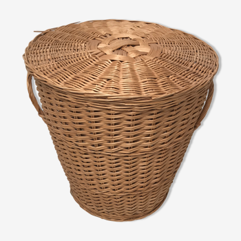 Round basket with wicker lid