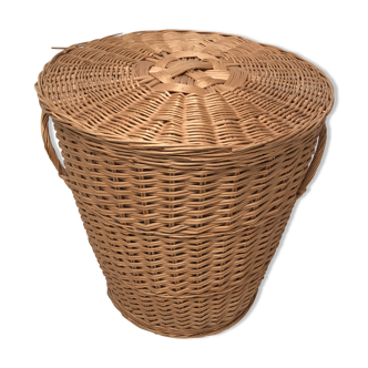 Round basket with wicker lid