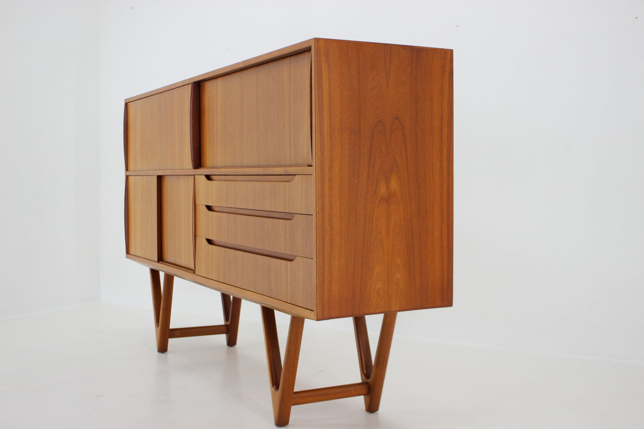 Buffet Kurt Ostervig en teck Danemark  Années 1960