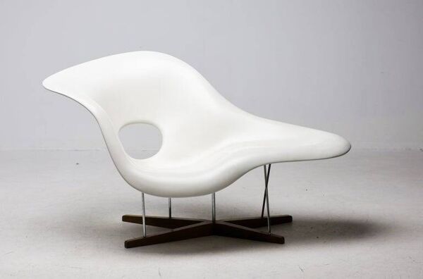Vitra Eames La Chaise de début 2001 – Étiquetée, Patine blanche osseuse sculpturale