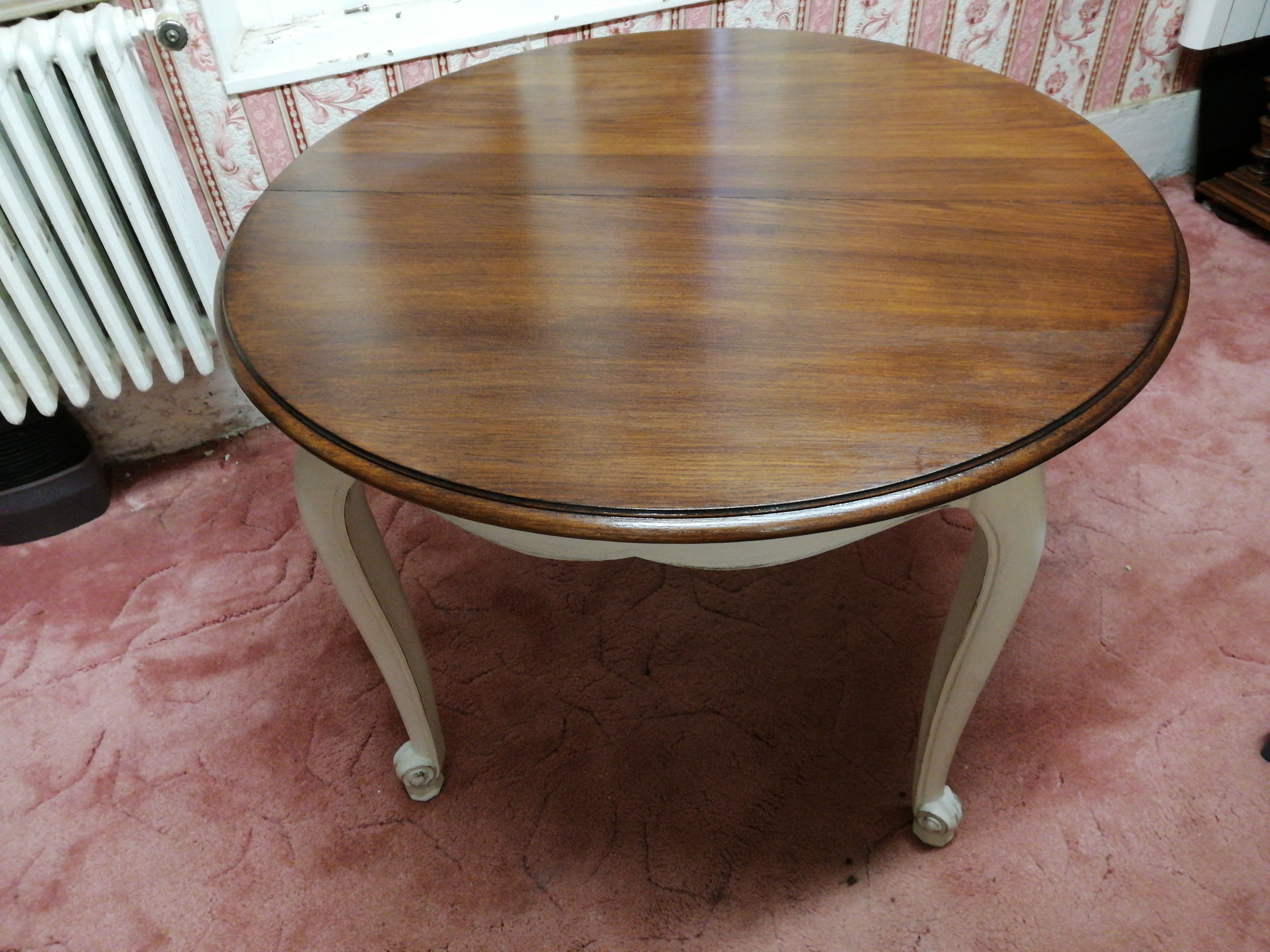 Extendable round table Louis XV style
