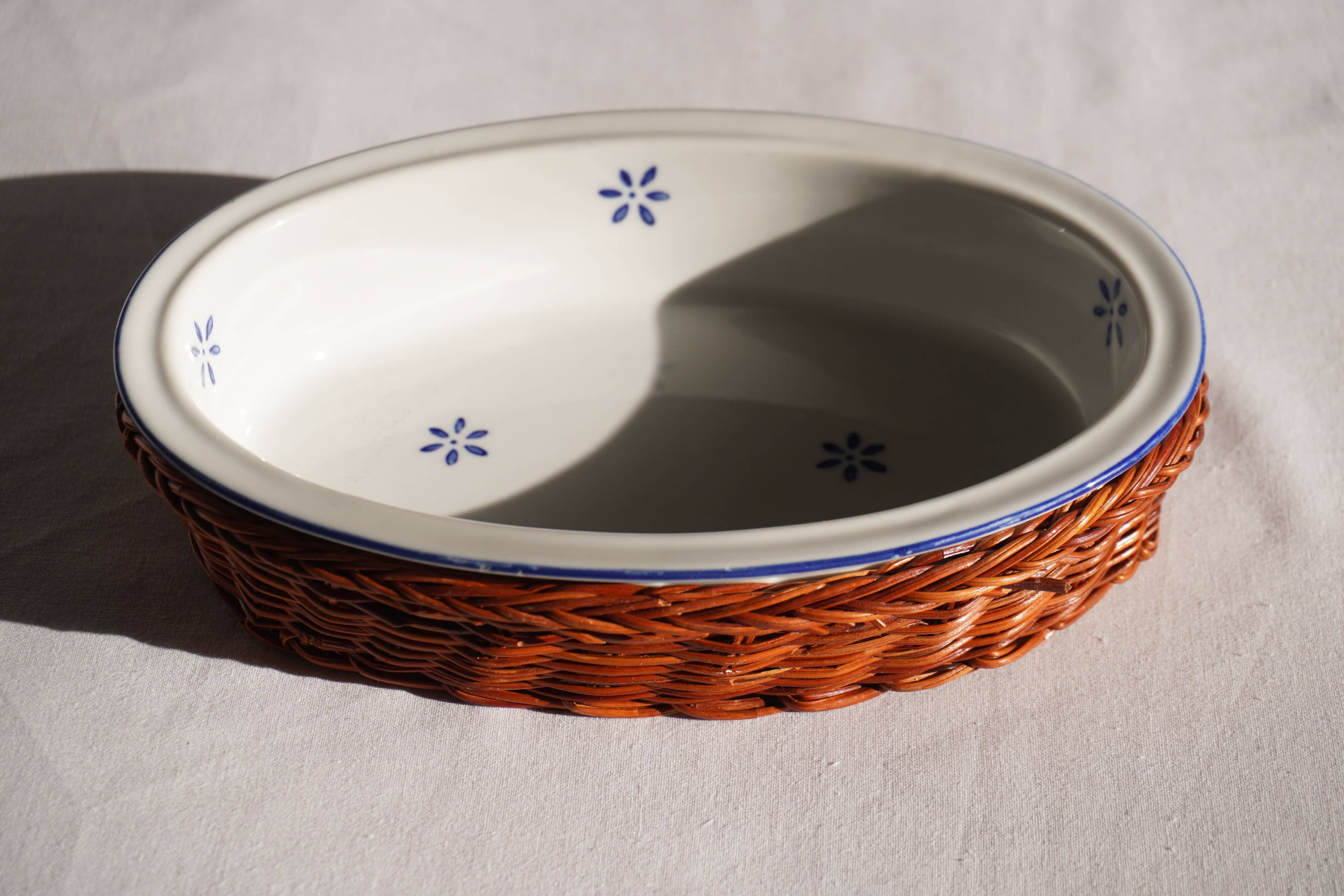 Set of 4 white porcelain dishes with blue decorations and wicker stands