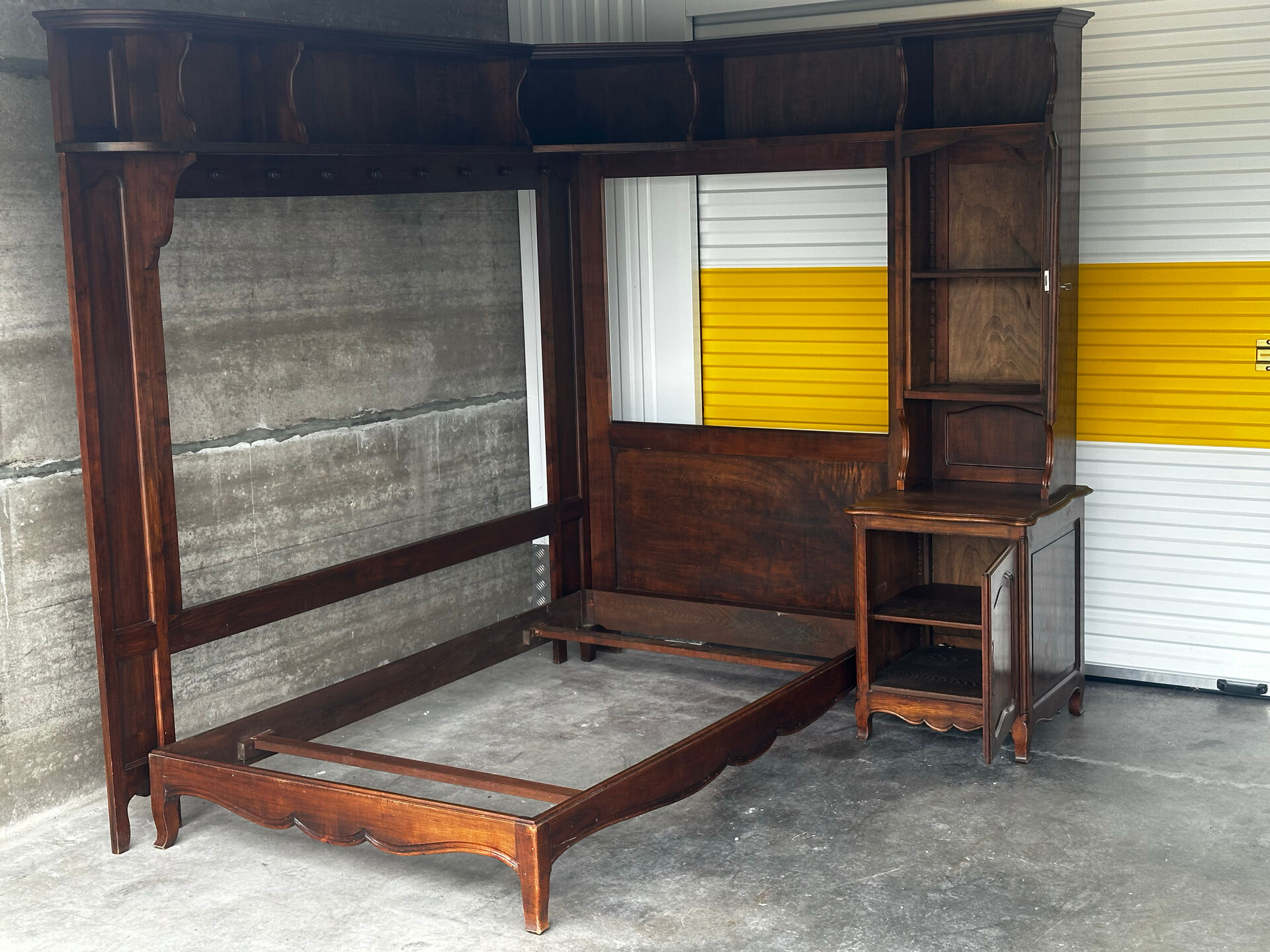 Solid wood bookshelf - French work from the 1950s