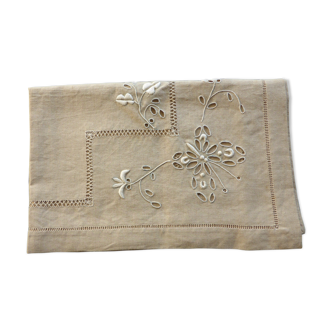 Nappe ancienne en lin écru brodé de papillons et fleurs jours-66x83cm