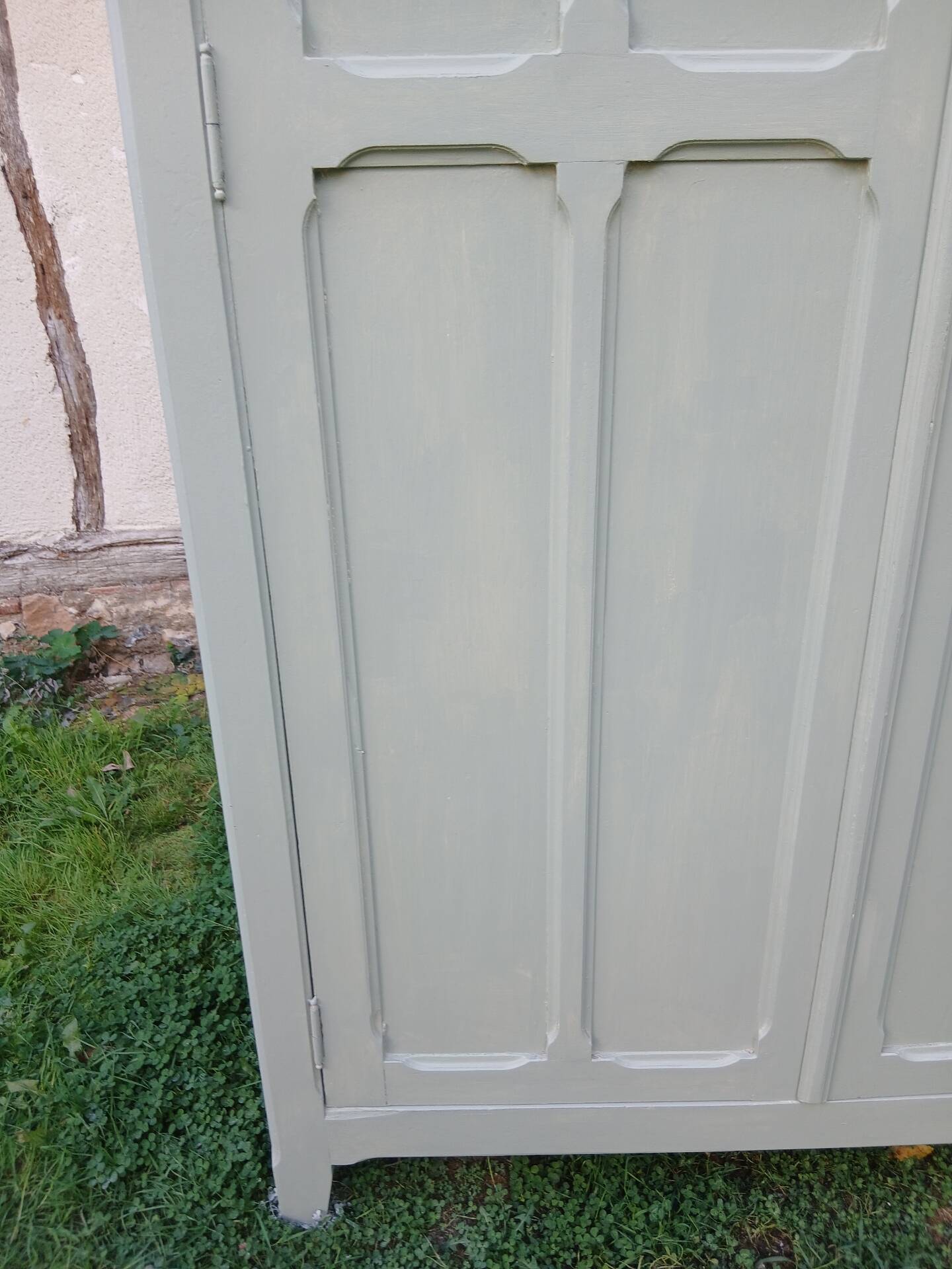 Parisian wardrobe with 2 doors and 3 shelves in Luxembourg green.