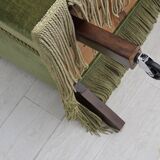 Canapé danois 2 places des années 1970, velours d'ameublement vert, pieds en bois de hêtre.