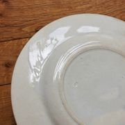 Plat rond en terre de fer décor de vignes et raisins, fin XIXe début XXe