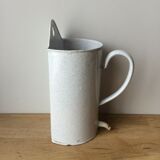 Wall enema broc in white and speckled gray enamelled sheet metal