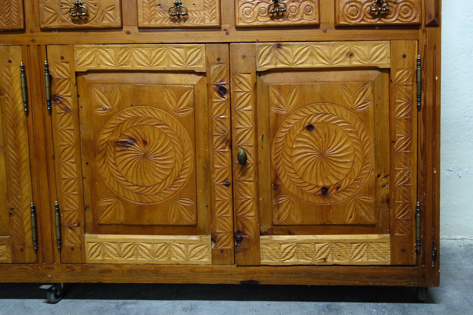 Large Queyras pine dresser, Hautes Alpes