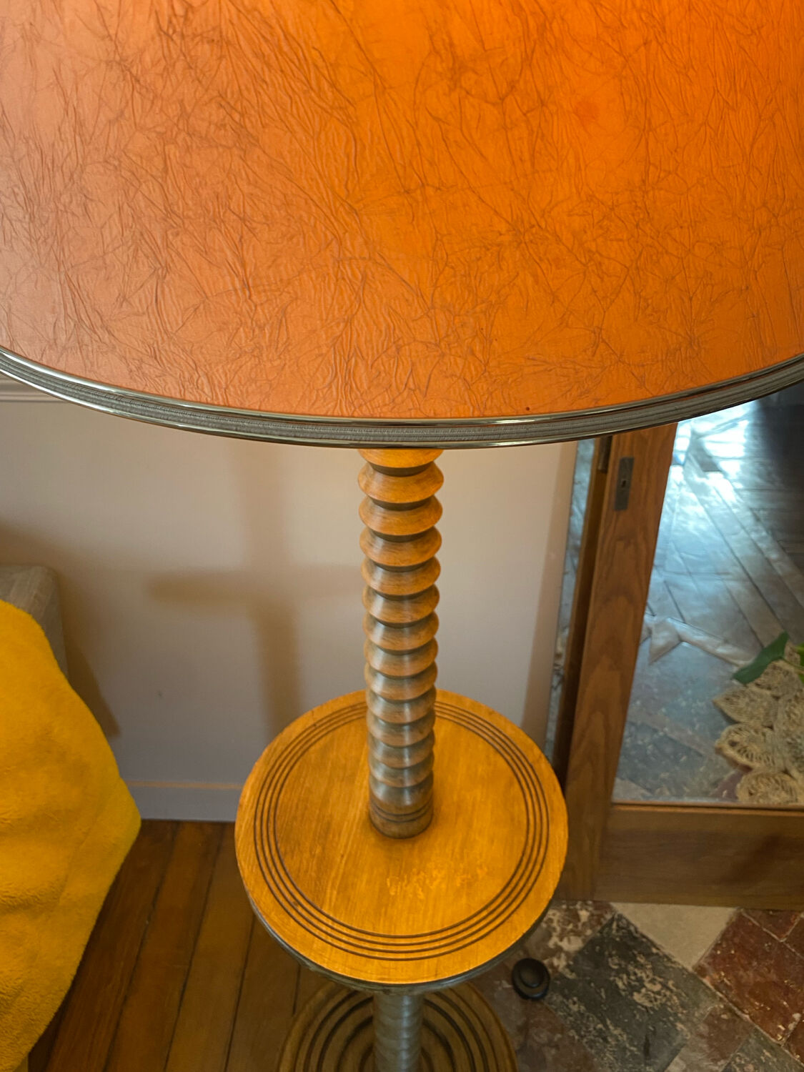 Lampadaire vintage Art déco en bois tourné