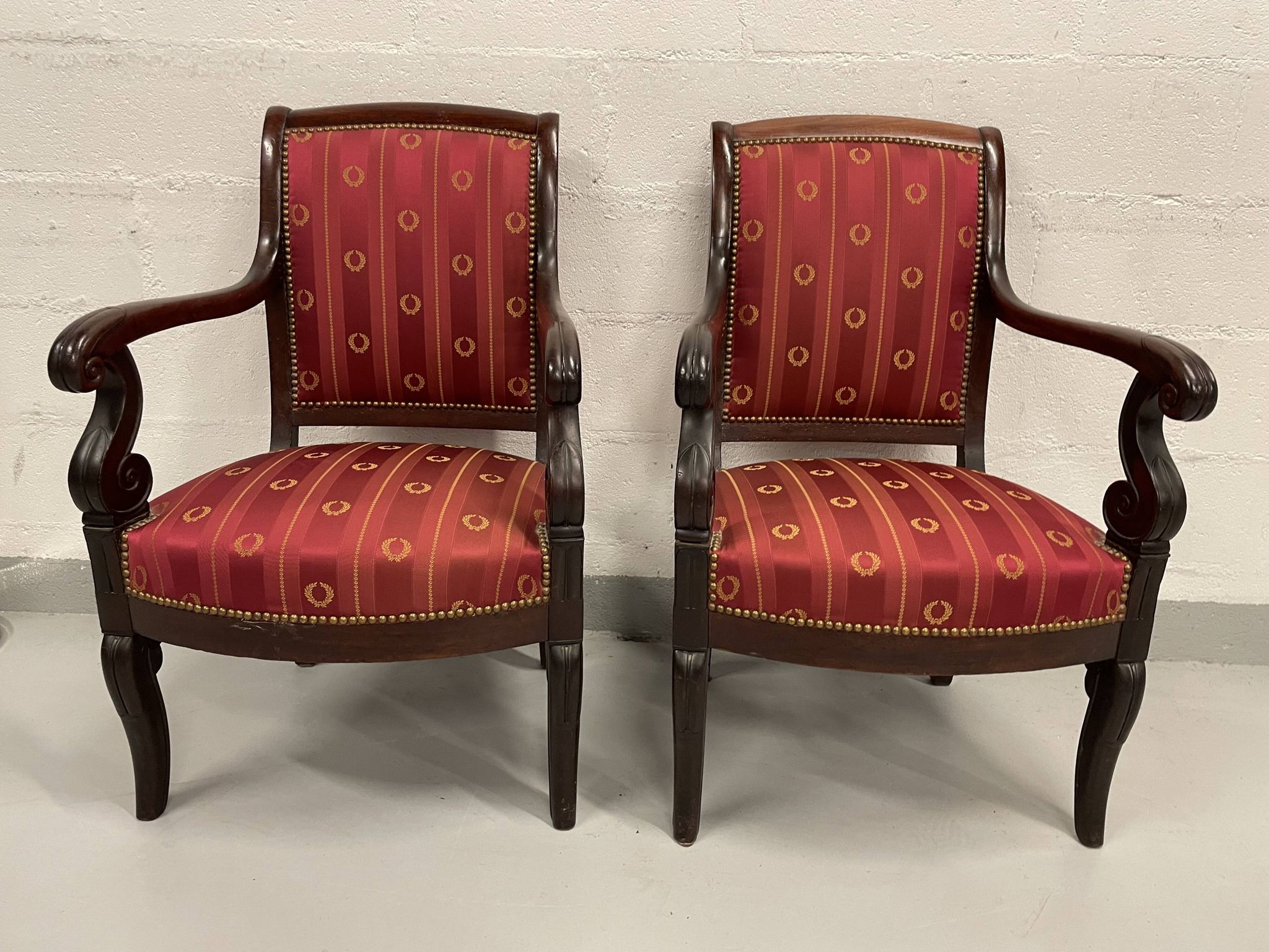 Paire de fauteuils époque empire en acajou et soie