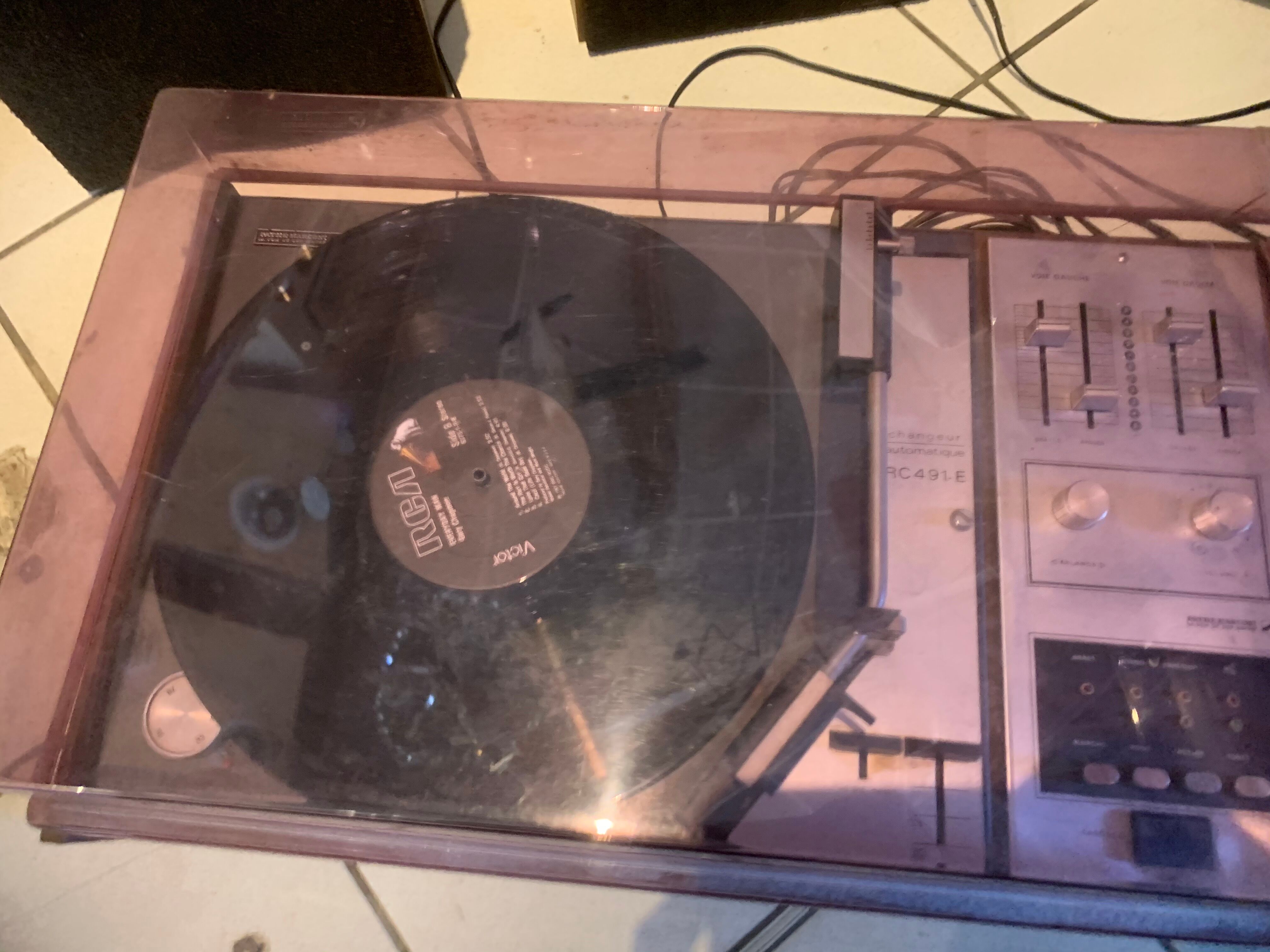 Pathe Marconi disc turner with its speakers