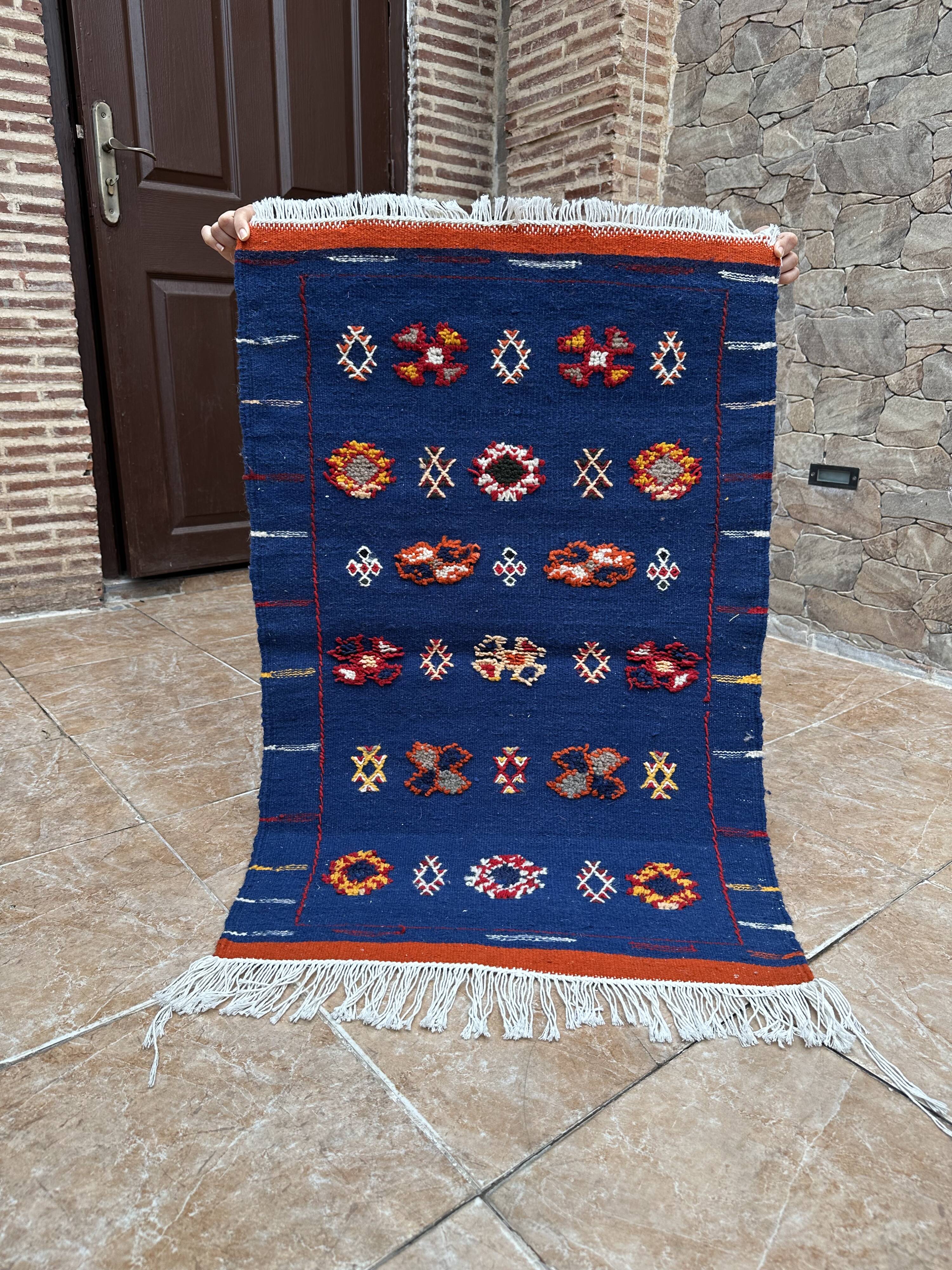 Moroccan Berber rug handwoven: small wool kilim