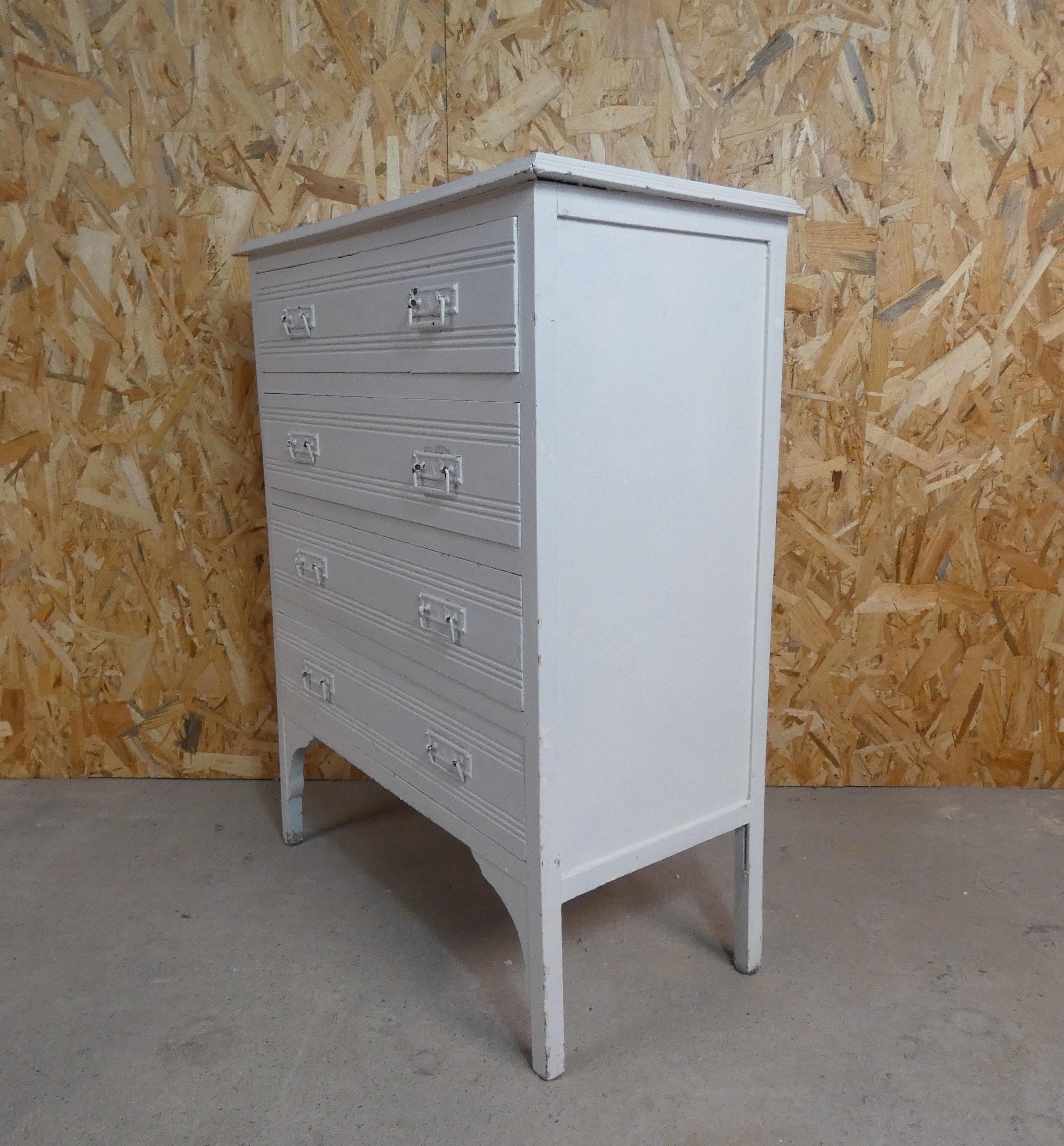 Wooden chest of drawers