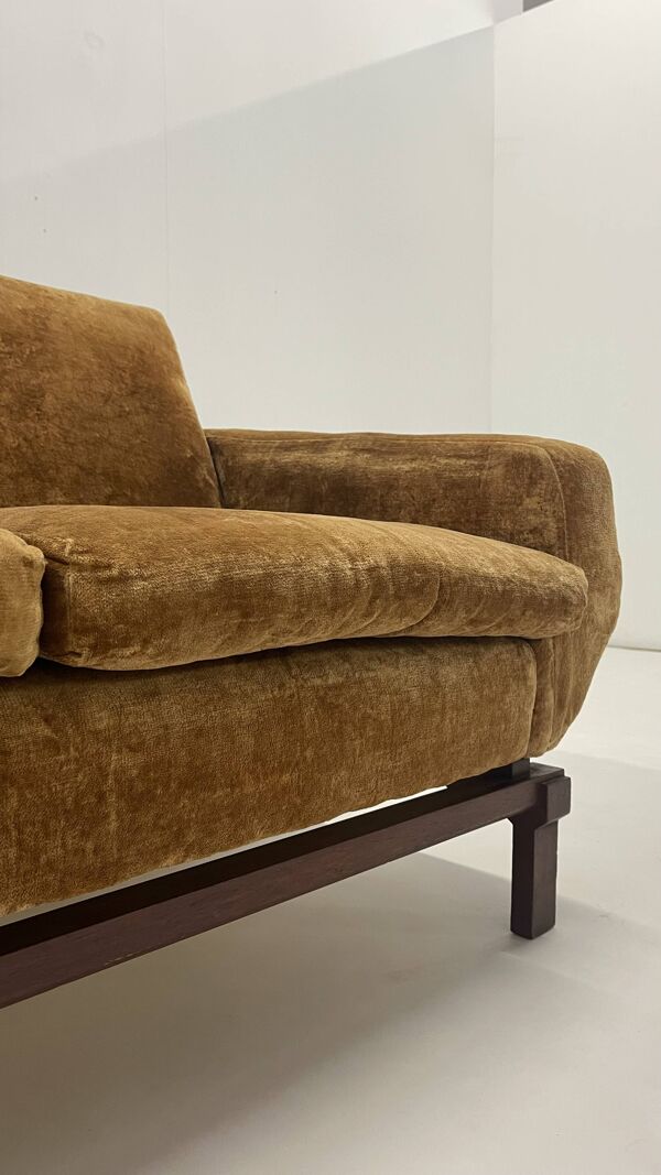 Living room set in amber velvet