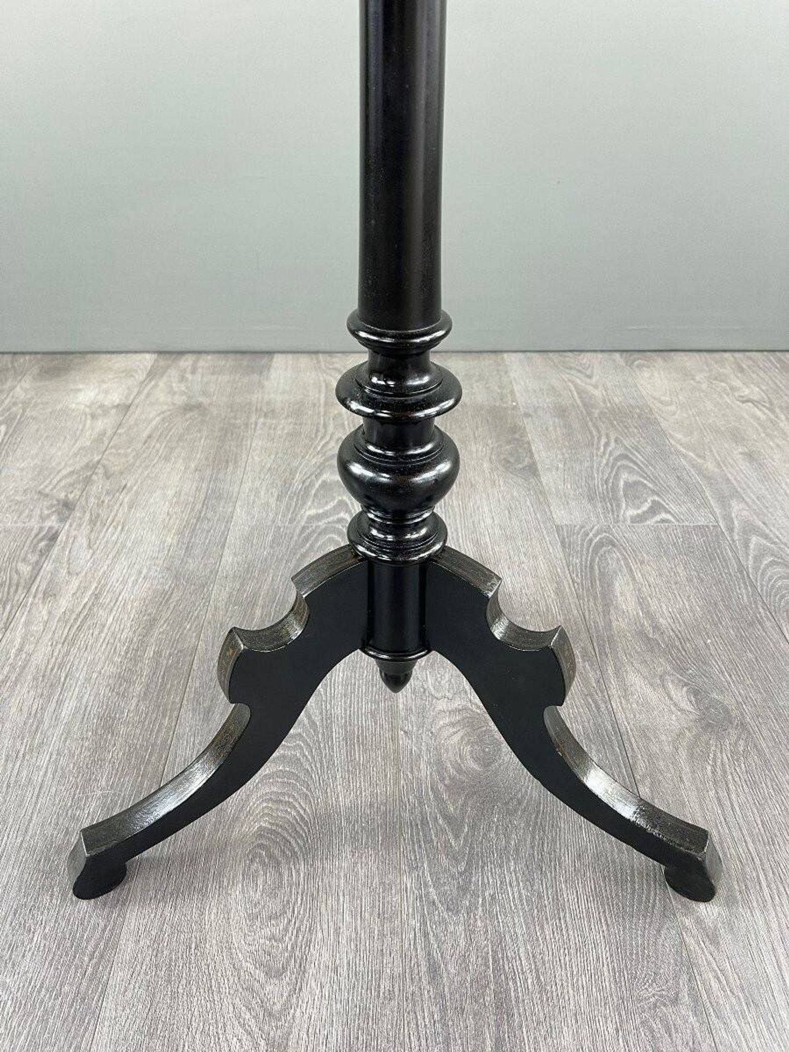 Victorian Style Tilting Top Pedestal Table, 19th Century