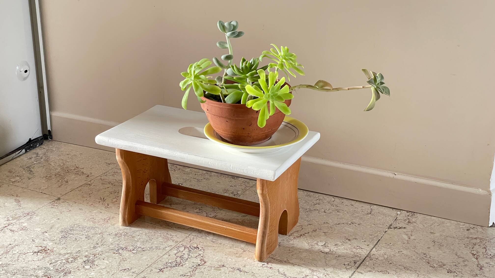 Tabouret vintage en hêtre et peint en blanc