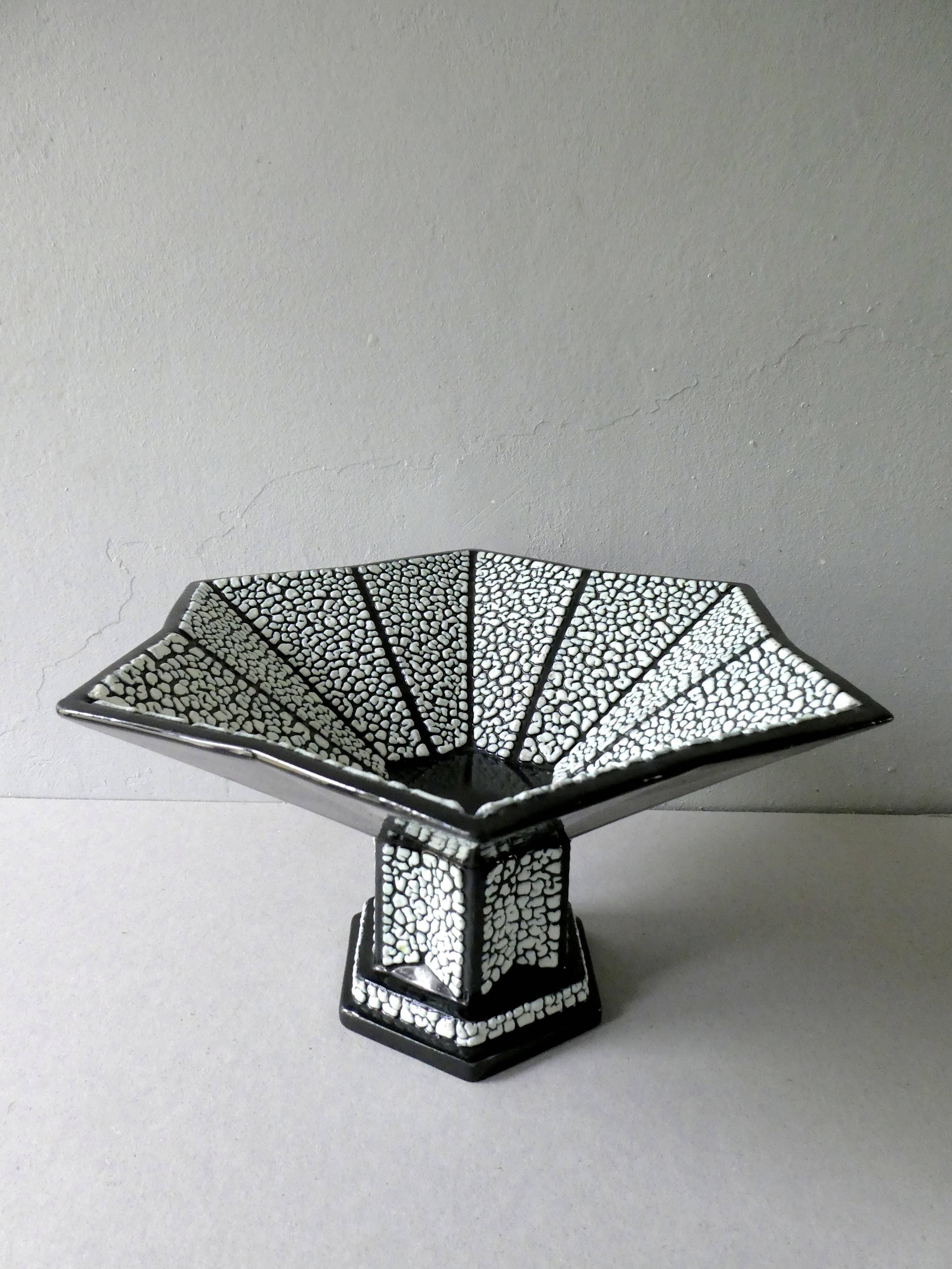 Coupe Art Deco en céramique noire et crispée, France, Saint Clément