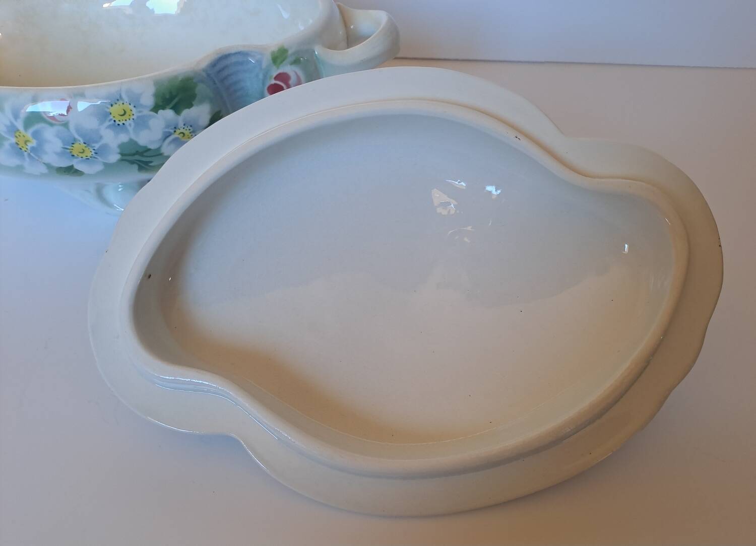 Keller and Guérin Lunéville soup tureen, Pommier model.