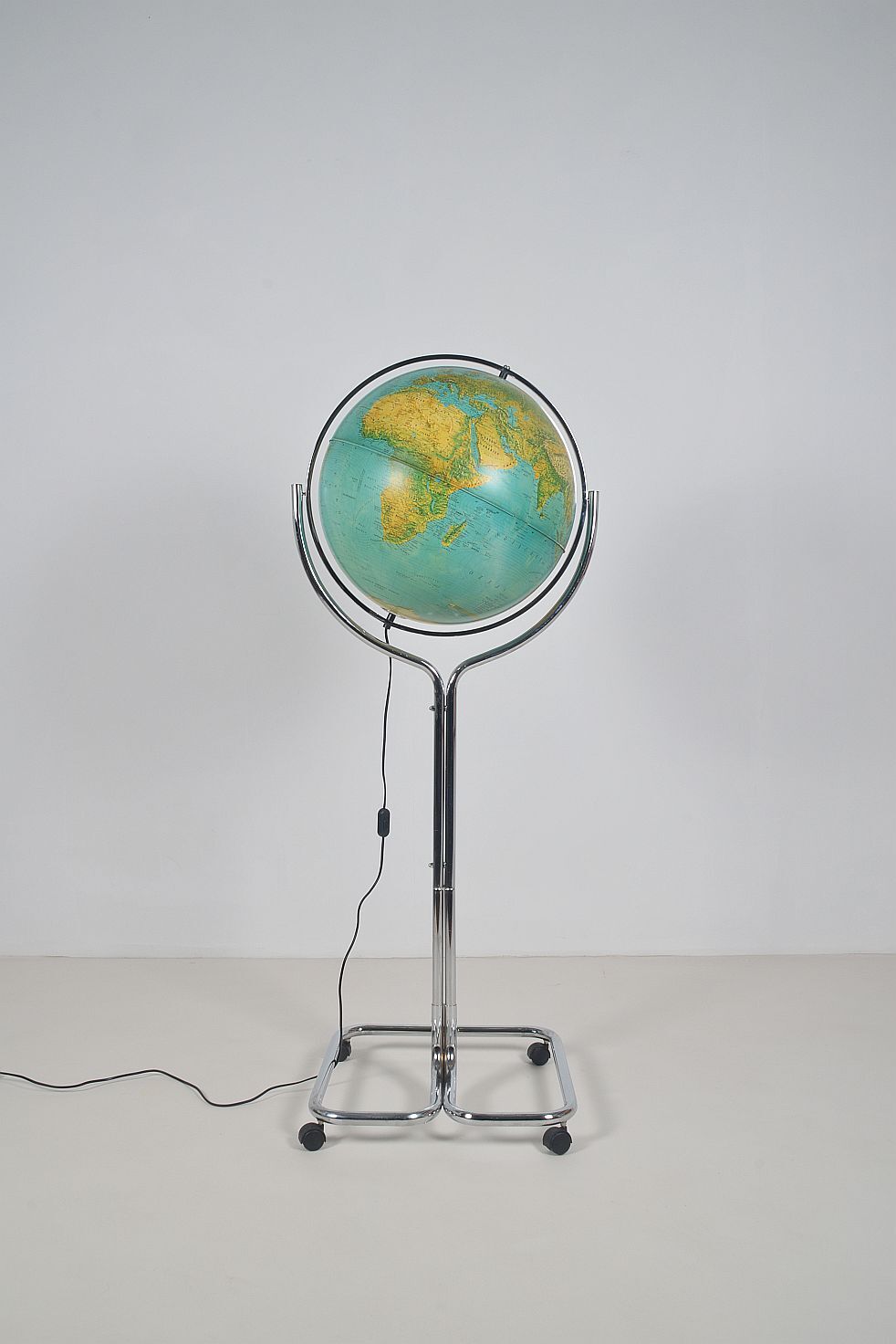 Globe de sol italien "Geoscope" avec éclairage de Ricoscope, années 1970