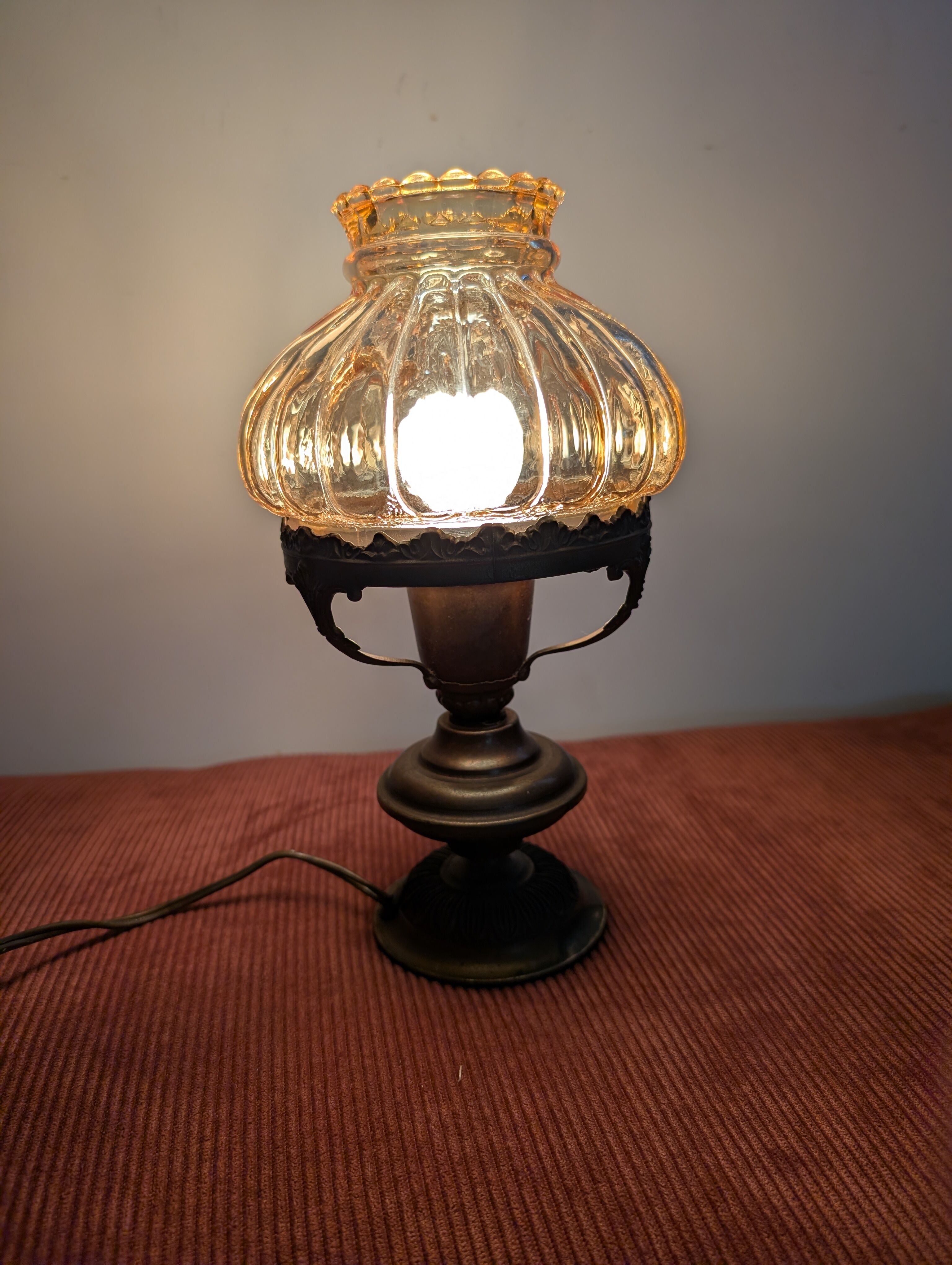 Vintage lamp in brass and amber glass