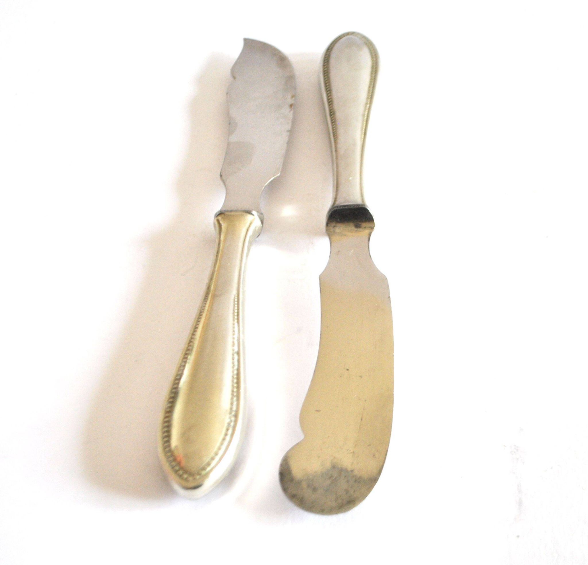 Two antique service knives in silver-plated metal, pearl frieze gowe alpacca.